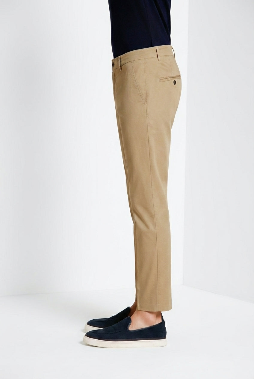 Milano pantalón chino hombre en gabardina stretch extra slim fit ①