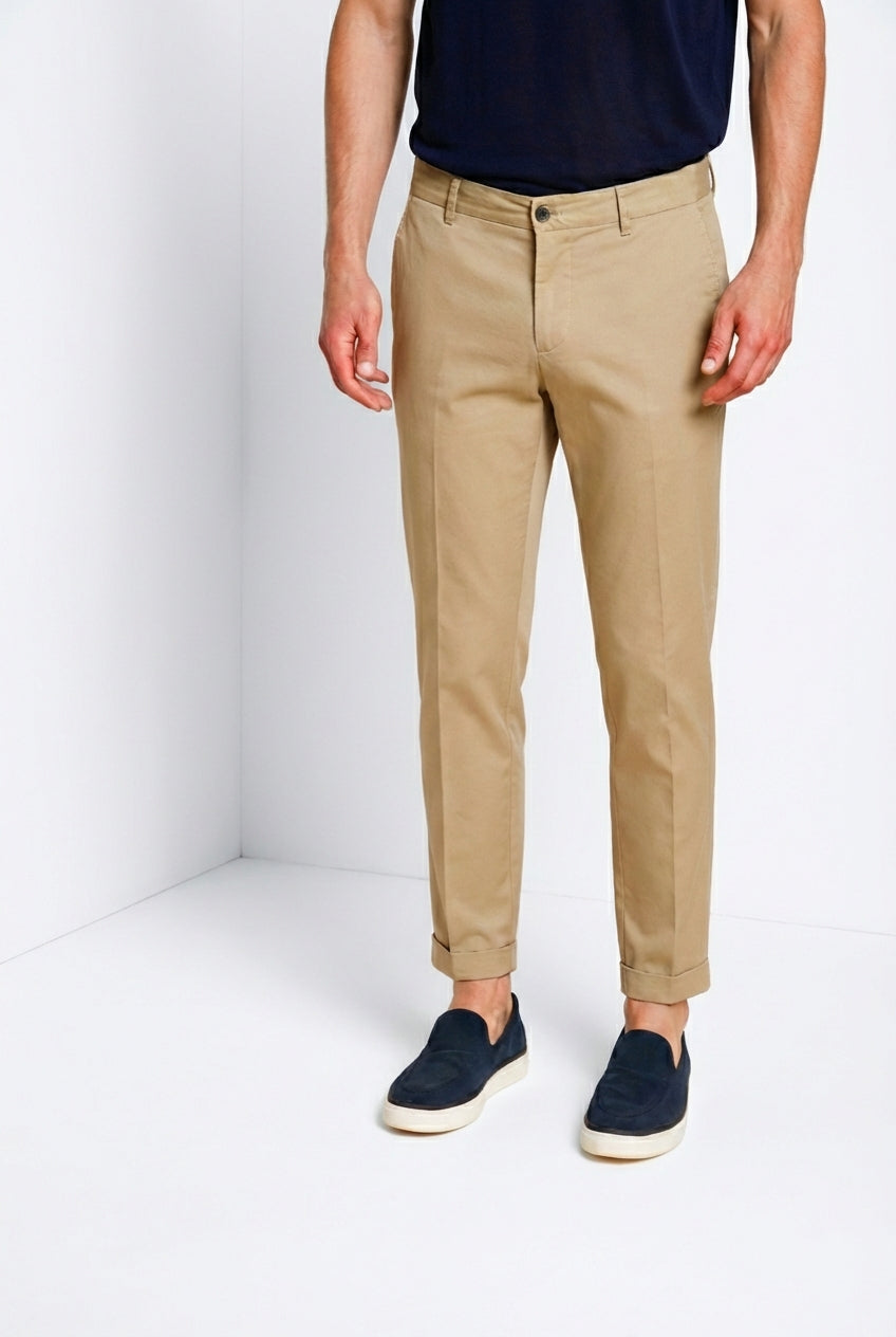 Milano pantalón chino hombre en gabardina stretch extra slim fit ①