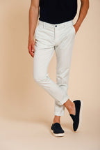 Milano pantalón chino hombre en gabardina stretch extra slim fit ①