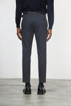 Milano Chinohose für Herren aus Stretch-Gabardine mit extra slim fit ①
