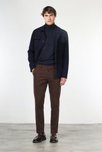 Milano pantalón chino hombre en gabardina stretch, corte extra slim ①