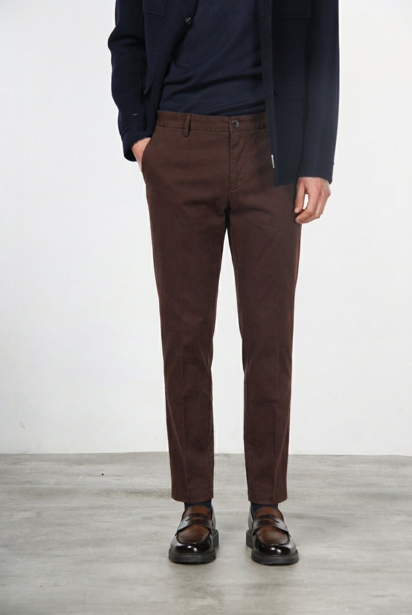 Milano pantalón chino hombre en gabardina stretch, corte extra slim ①