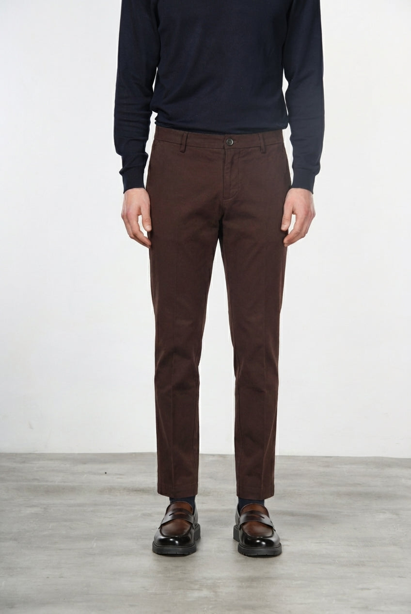 Milano pantalón chino hombre en gabardina stretch, corte extra slim ①