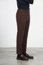 Milano pantalón chino hombre en gabardina stretch, corte extra slim ①