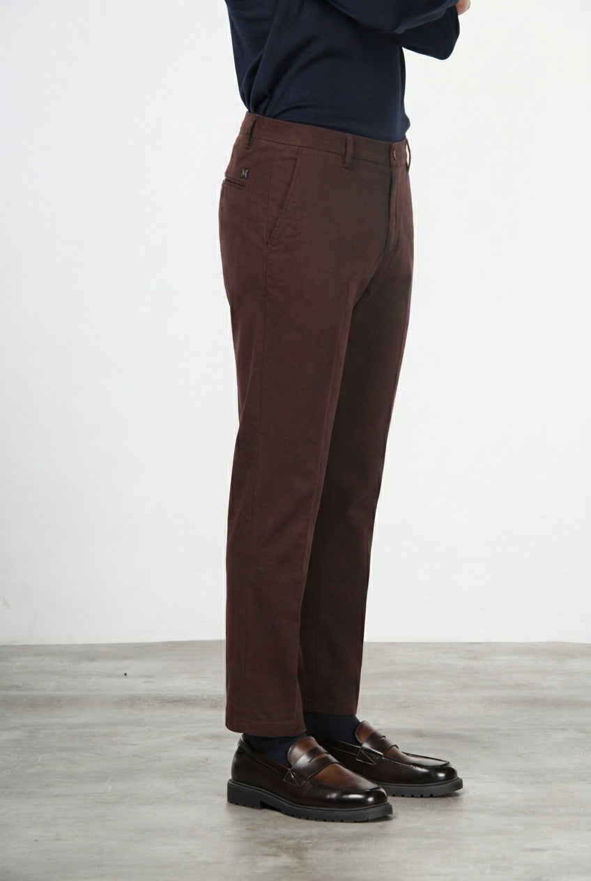 Milano pantalón chino hombre en gabardina stretch, corte extra slim ①
