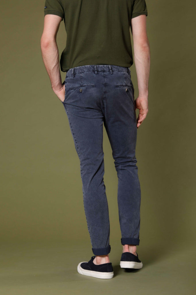 Immagine 4 di pantalone chino uomo in twill stretch color blu navy modello Milano Style Essential di Mason's