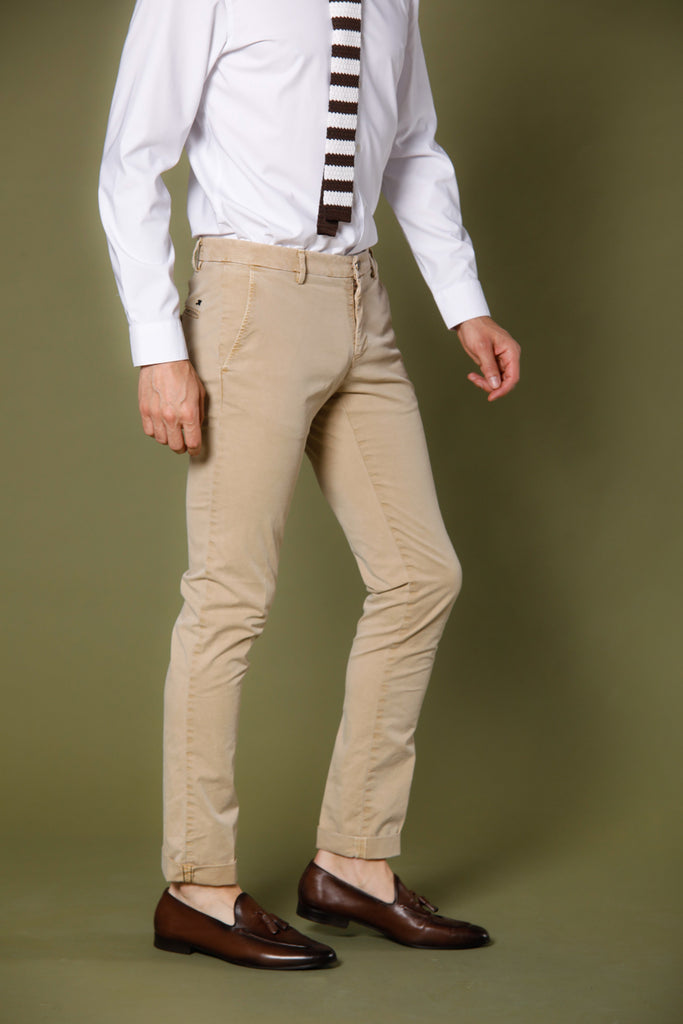 Immagine 5 di pantalone chino uomo in twill stretch color kaki scuro modello Milano Style Essential di Mason's
