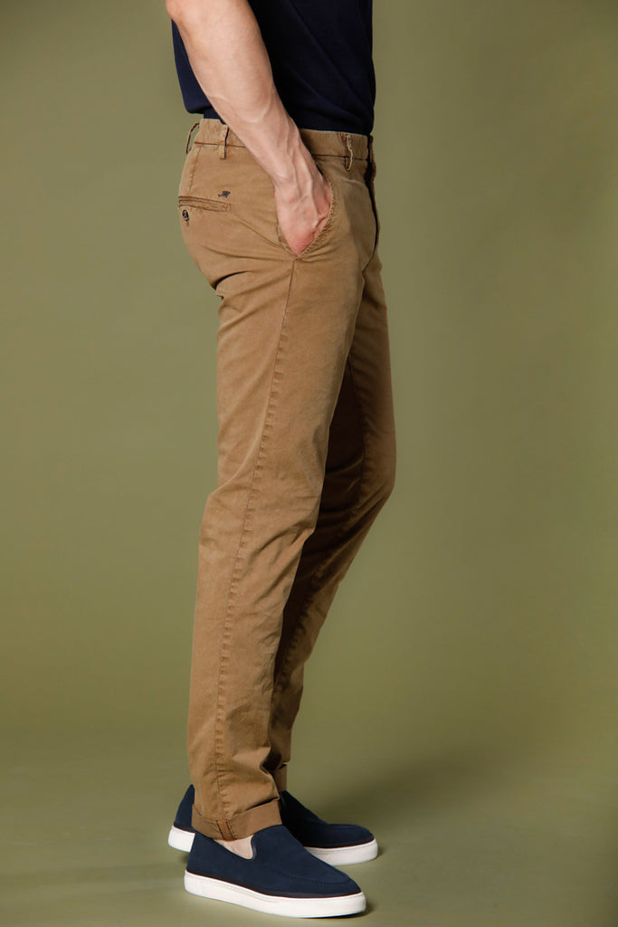 Immagine 4 di pantaloni chino uomo in twill stretch color bruciato modello Milano Style Essential di Mason's