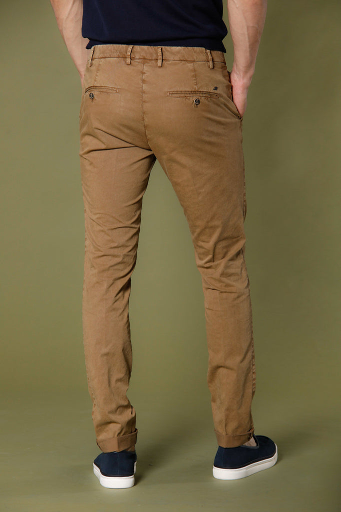 Immagine 3 di pantaloni chino uomo in twill stretch color bruciato modello Milano Style Essential di Mason's