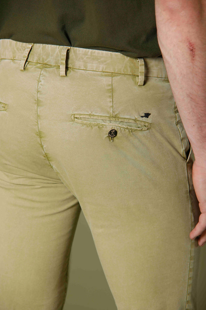 Immagine 2 di pantalone chino uomo in twill colore verde lime modello Milano Style Essential di Mason's