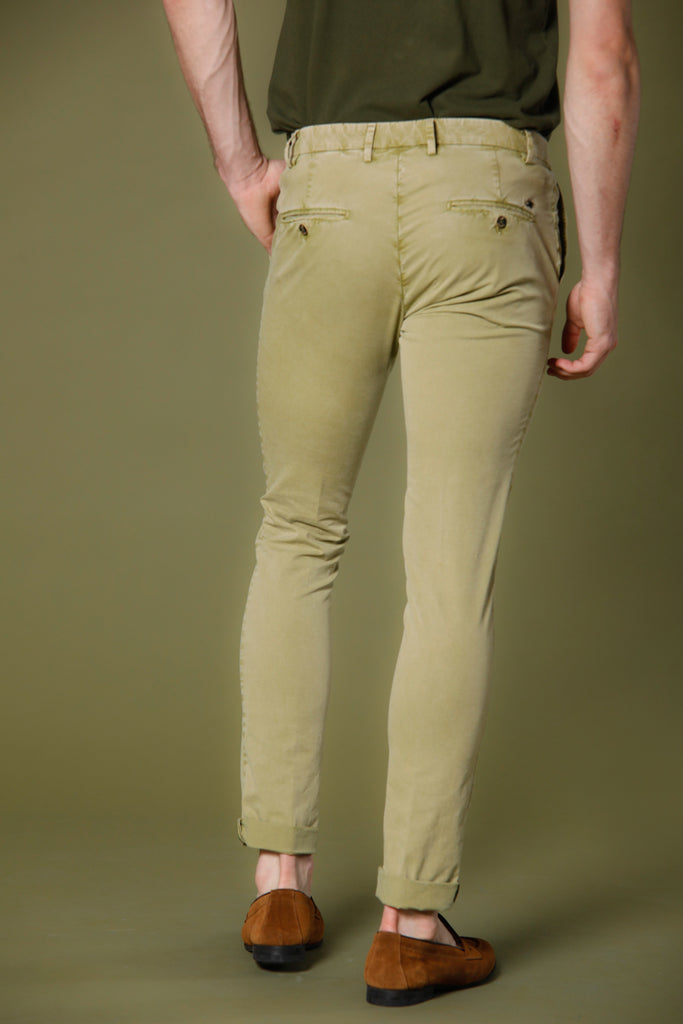 Immagine 4 di pantalone chino uomo in twill colore verde lime modello Milano Style Essential di Mason's