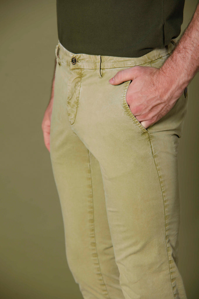 Immagine 3 di pantalone chino uomo in twill colore verde lime modello Milano Style Essential di Mason's