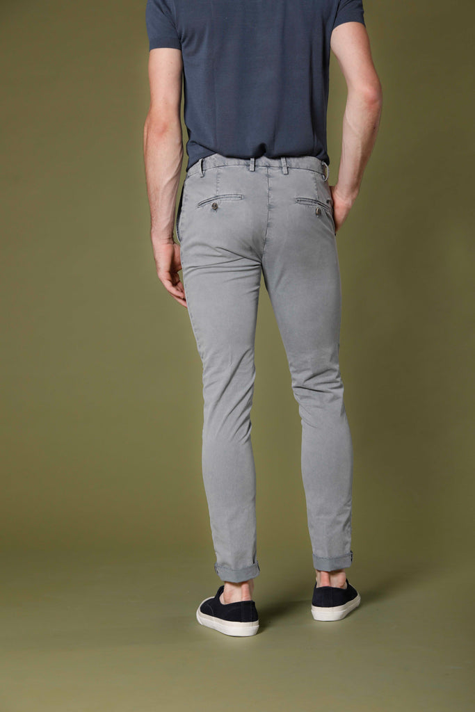 Immagine 4 di pantalone chino uomo in twill stretch grigio chiaro extra slim fit modello Milano Style Essential di Mason's