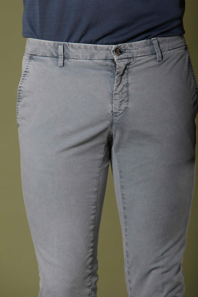Immagine 2 di pantalone chino uomo in twill stretch grigio chiaro extra slim fit modello Milano Style Essential di Mason's