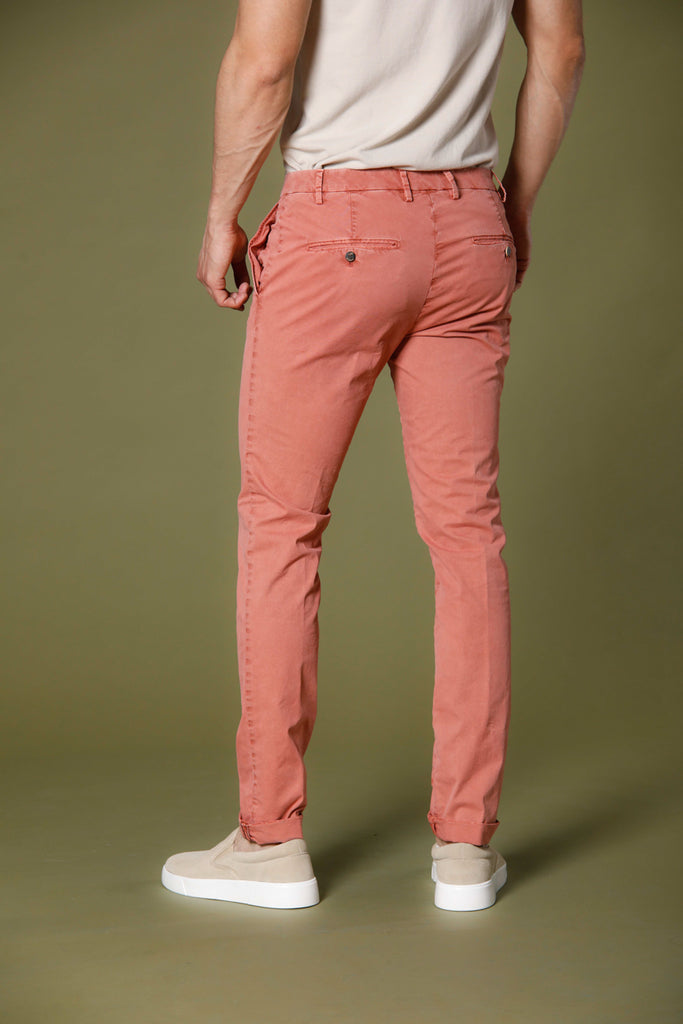 Immagine 3 di pantalone chino uomo in twill stretch color corallo extra slim fit modello Milano Style Essential di Mason's