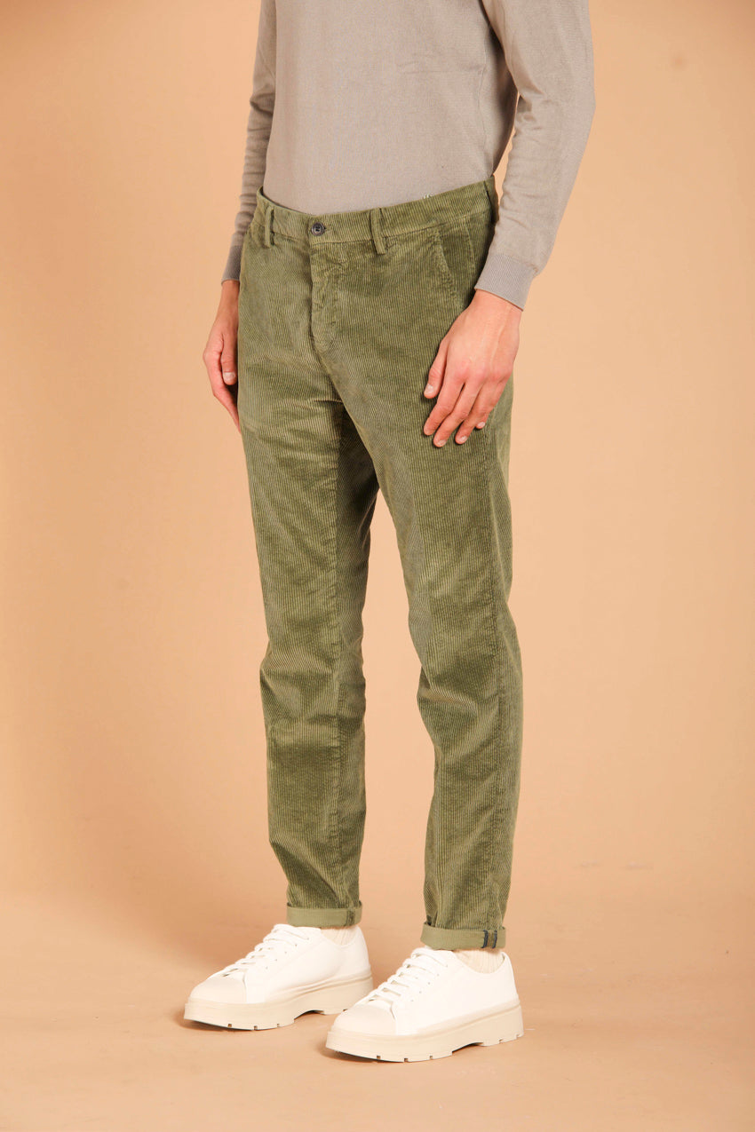 immagine 4 di pantalne chino uomo in velluto modello Osaka Style, di colore verde militare carrot fit di Mason's