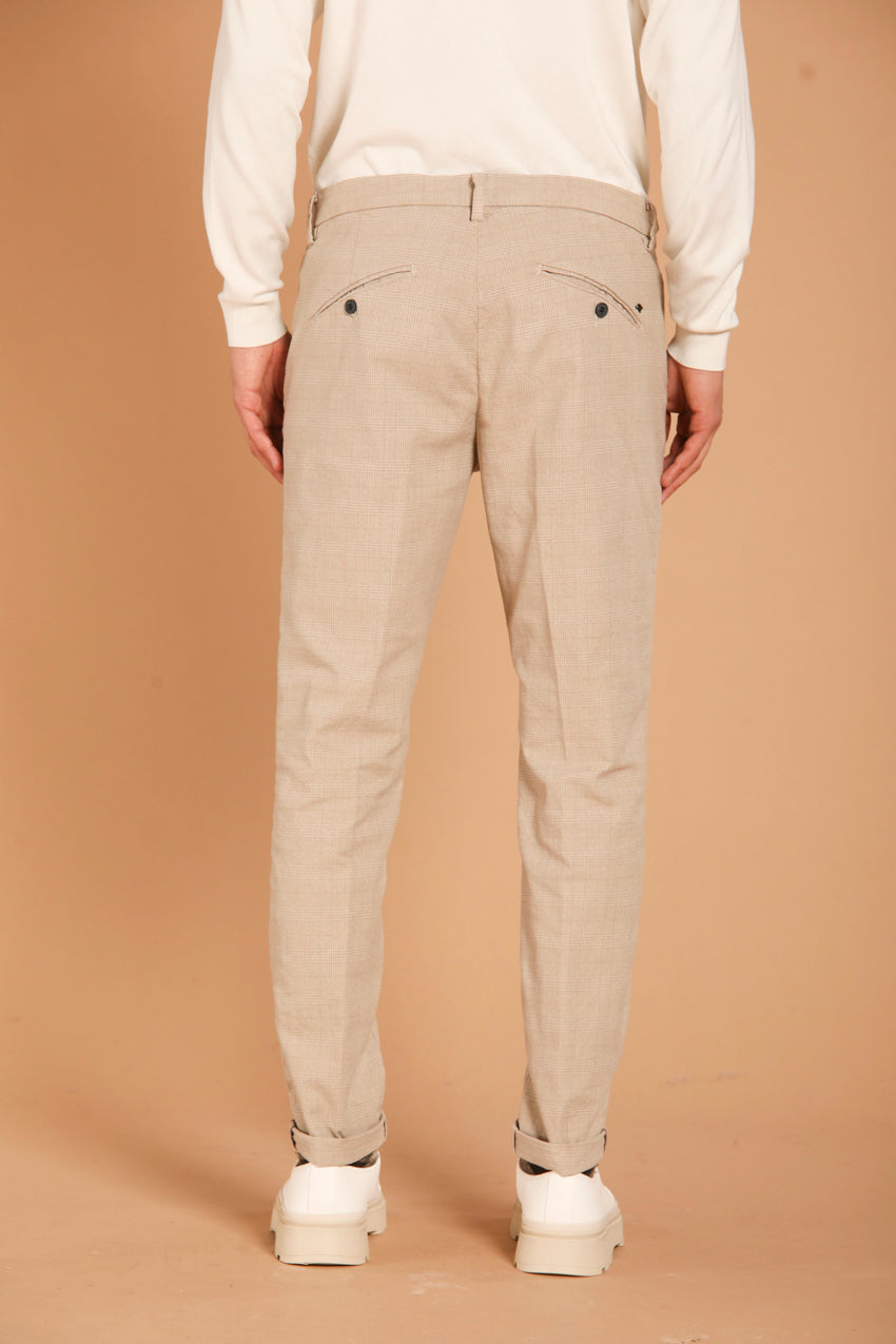 immagine 5 di pantalone chino uomo modello Osaka Style con pattern galles, di colore ghiaccio, fit carrot di Mason's