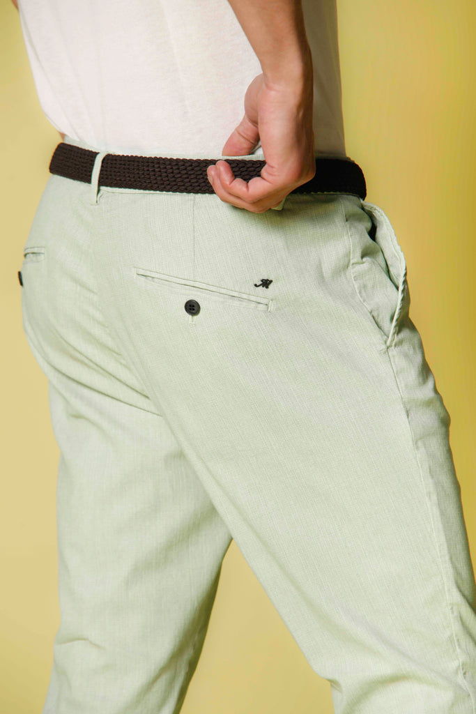 Immagine 2 di pantalone chino uomo in cotone color verdino con microfantasia modello Osaka Style di Mason's