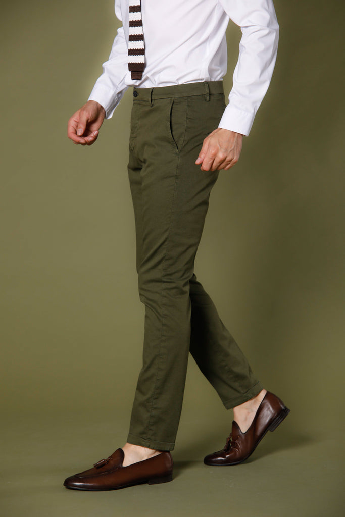 Immagine 4 di pantalone chino uomo in tricotina di cotone e tencel verde in carrot fit modello Osaka Style di Mason's