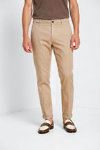 Osaka pantalón chino hombre en tricotina fina de algodón y lyocell carrot fit
