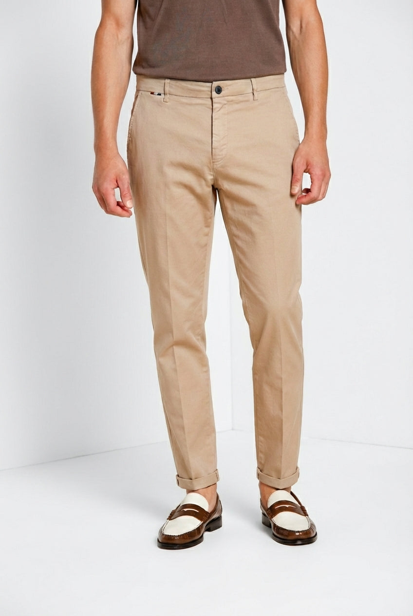 Osaka pantalón chino hombre en tricotina fina de algodón y lyocell carrot fit