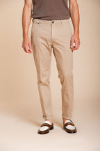 Osaka pantalón chino hombre en tricotina fina de algodón y lyocell carrot fit