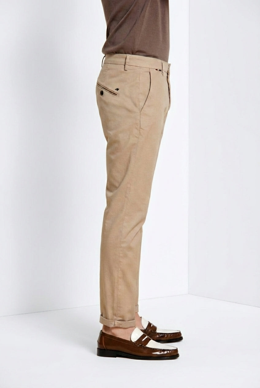 Osaka pantalón chino hombre en tricotina fina de algodón y lyocell carrot fit