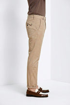 Osaka pantalón chino hombre en tricotina fina de algodón y lyocell carrot fit