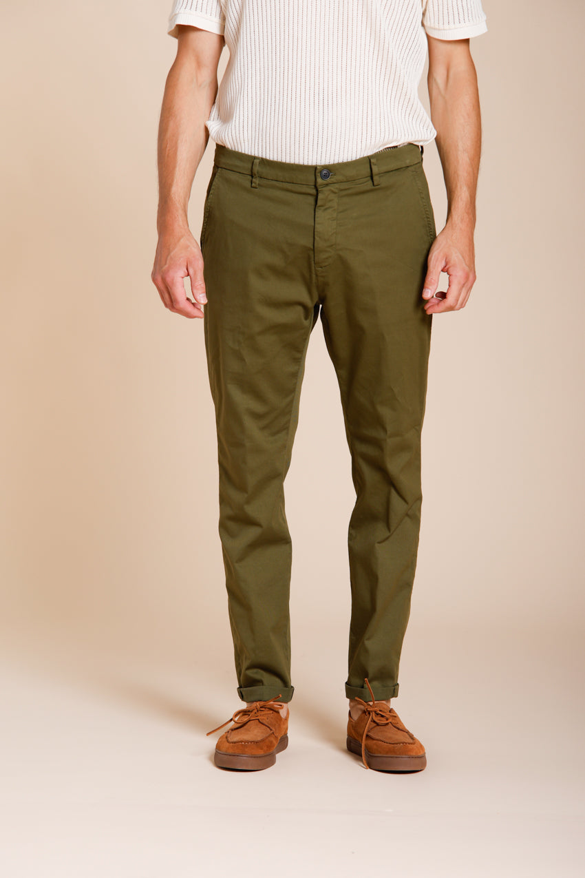 Osaka pantalone chino uomo in tricotina fine di cotone e lyocell carrot fit