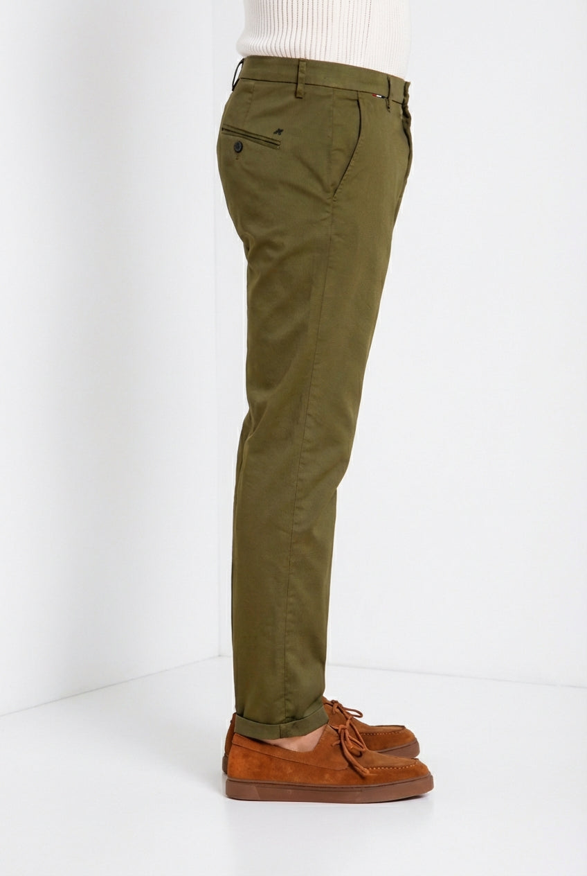Osaka pantalón chino hombre en tricotina fina de algodón y lyocell carrot fit
