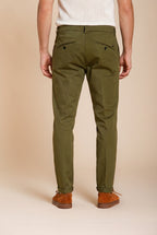 Osaka pantalón chino hombre en tricotina fina de algodón y lyocell carrot fit