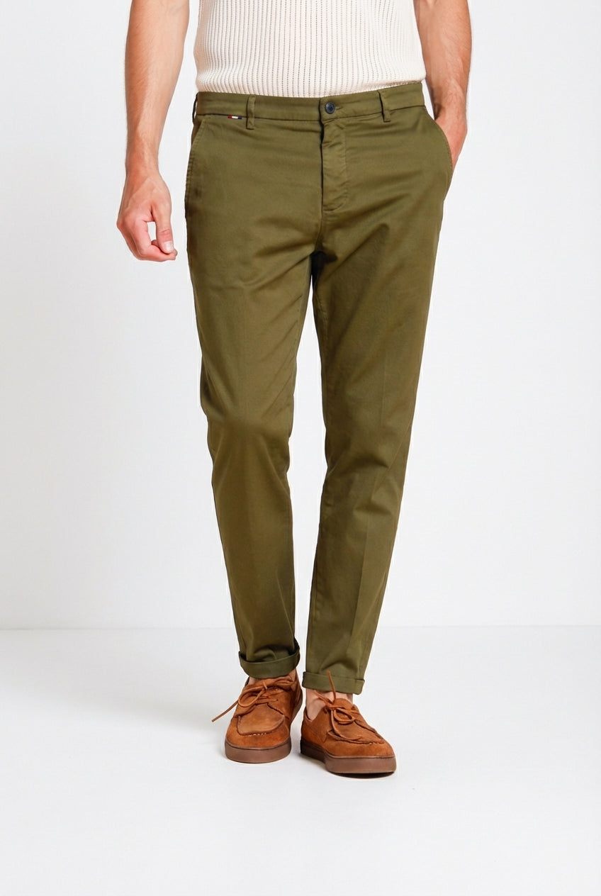 Osaka pantalón chino hombre en tricotina fina de algodón y lyocell carrot fit