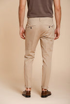 Osaka pantalón chino hombre en tricotina fina de algodón y lyocell carrot fit