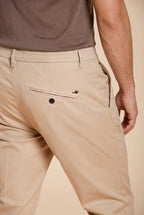Osaka pantalón chino hombre en tricotina fina de algodón y lyocell carrot fit