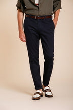 Osaka pantalón chino hombre en tricotina fina de algodón y lyocell carrot fit