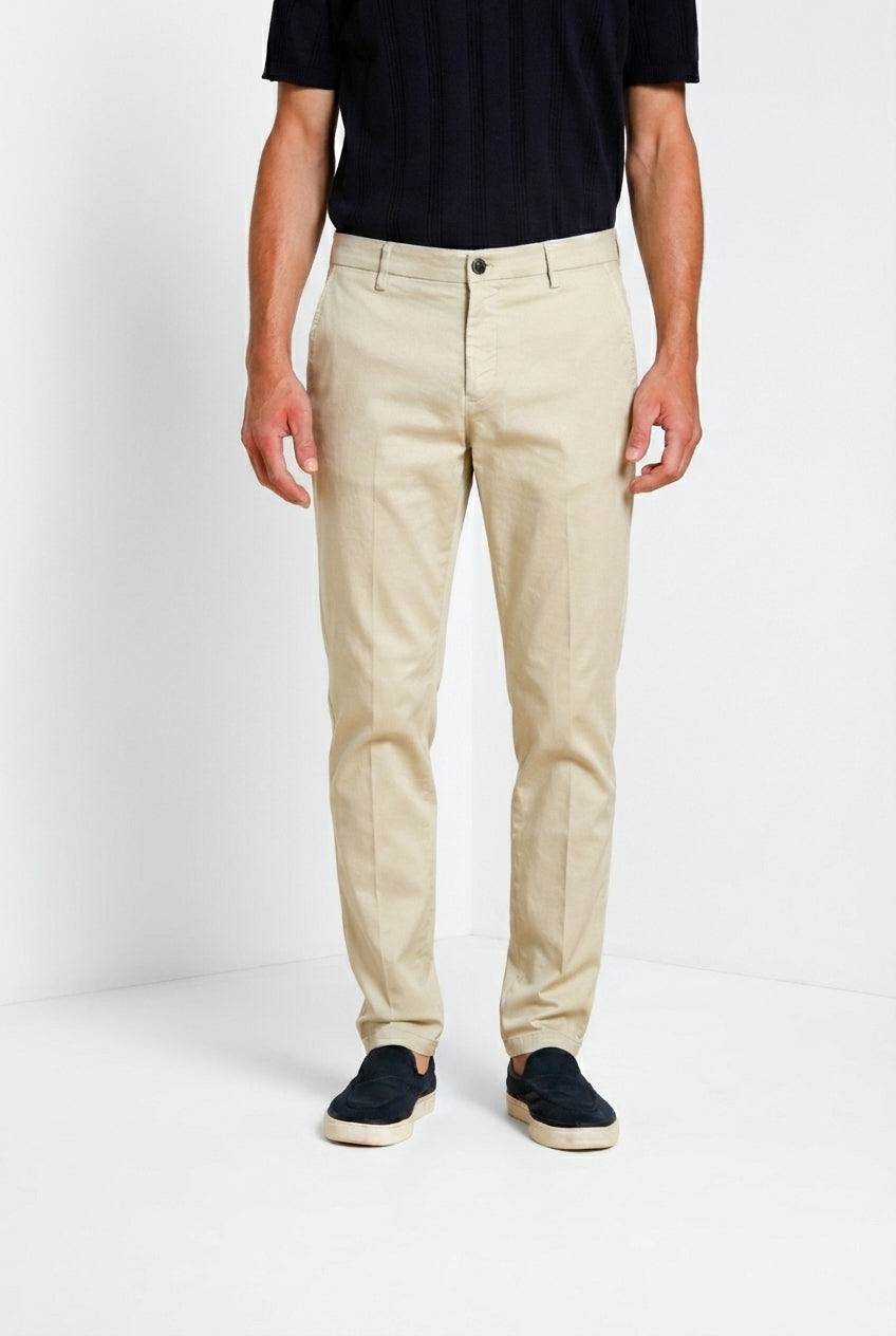 Osaka pantalón chino hombre en tricotina fina de algodón y lyocell carrot fit