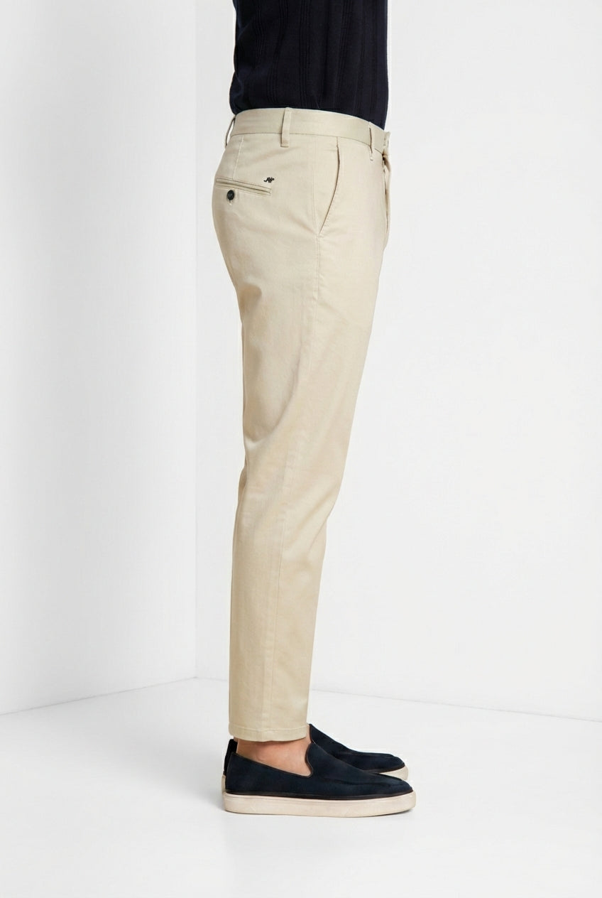 Osaka pantalón chino hombre en tricotina fina de algodón y lyocell carrot fit