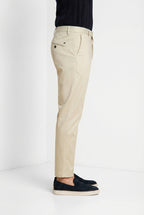 Osaka pantalón chino hombre en tricotina fina de algodón y lyocell carrot fit