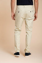 Osaka pantalón chino hombre en tricotina fina de algodón y lyocell carrot fit