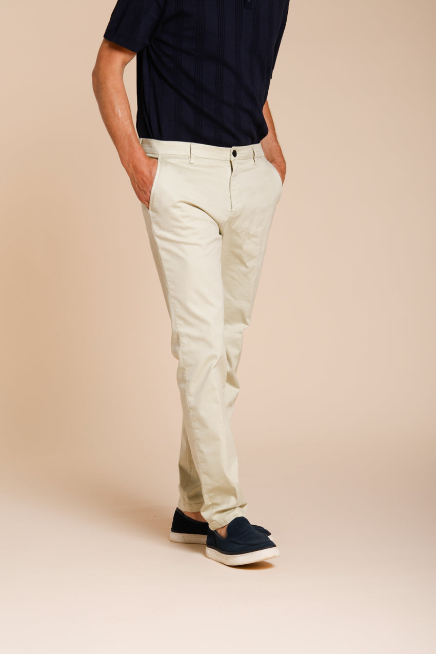 Osaka pantalón chino hombre en tricotina fina de algodón y lyocell carrot fit