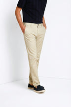 Osaka pantalón chino hombre en tricotina fina de algodón y lyocell carrot fit