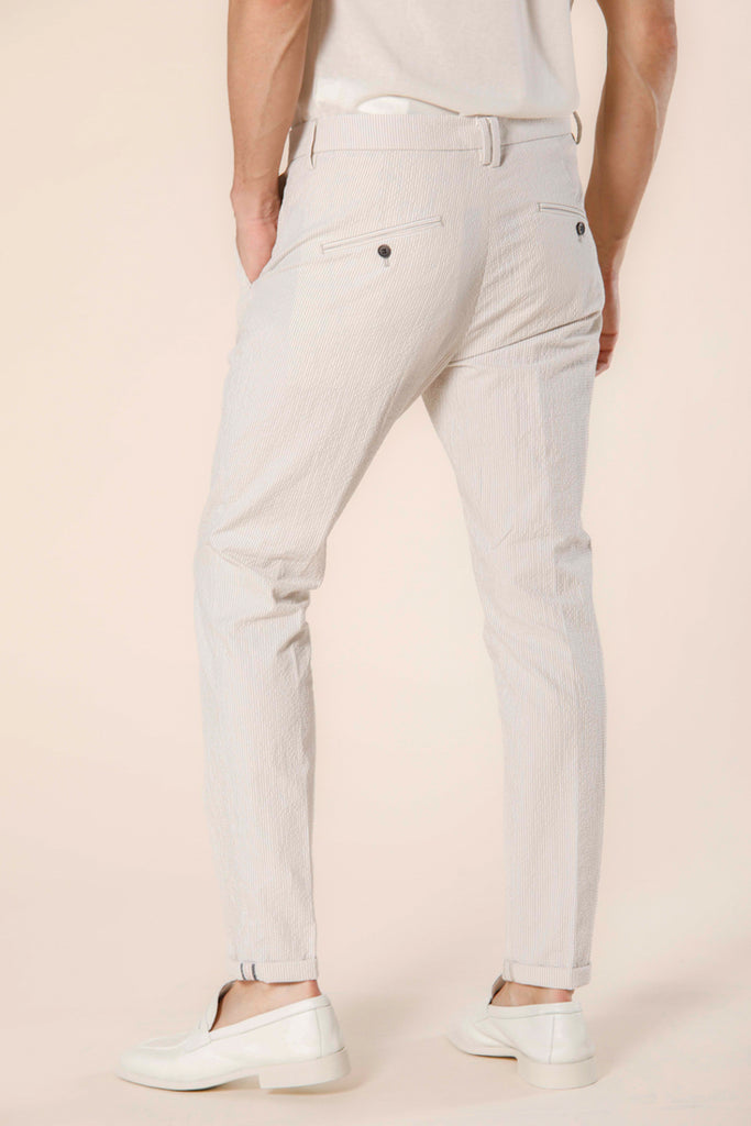Immagine 5 di pantalone chino uomo in seersucker  beige con riga carrot fit modello Osaka 1 Pinces di Mason's