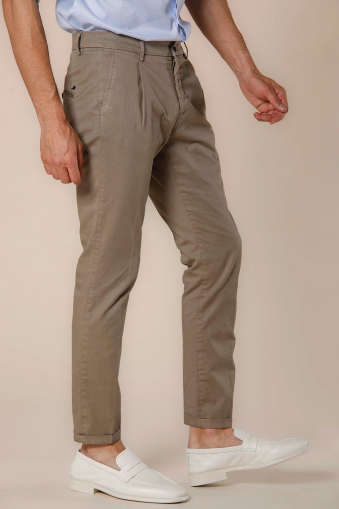 Immagine 4 di pantalone chino uomo in cotone e tencel color stucco carrot fit modello Osaka 1 Pinces di Mason's