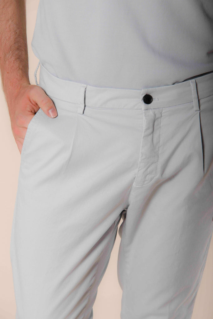 Immagine 3 di pantalone chino uomo in twill di cotone e tencel grigio chiaro carrot fit modello Osaka 1 Pinces di Mason's