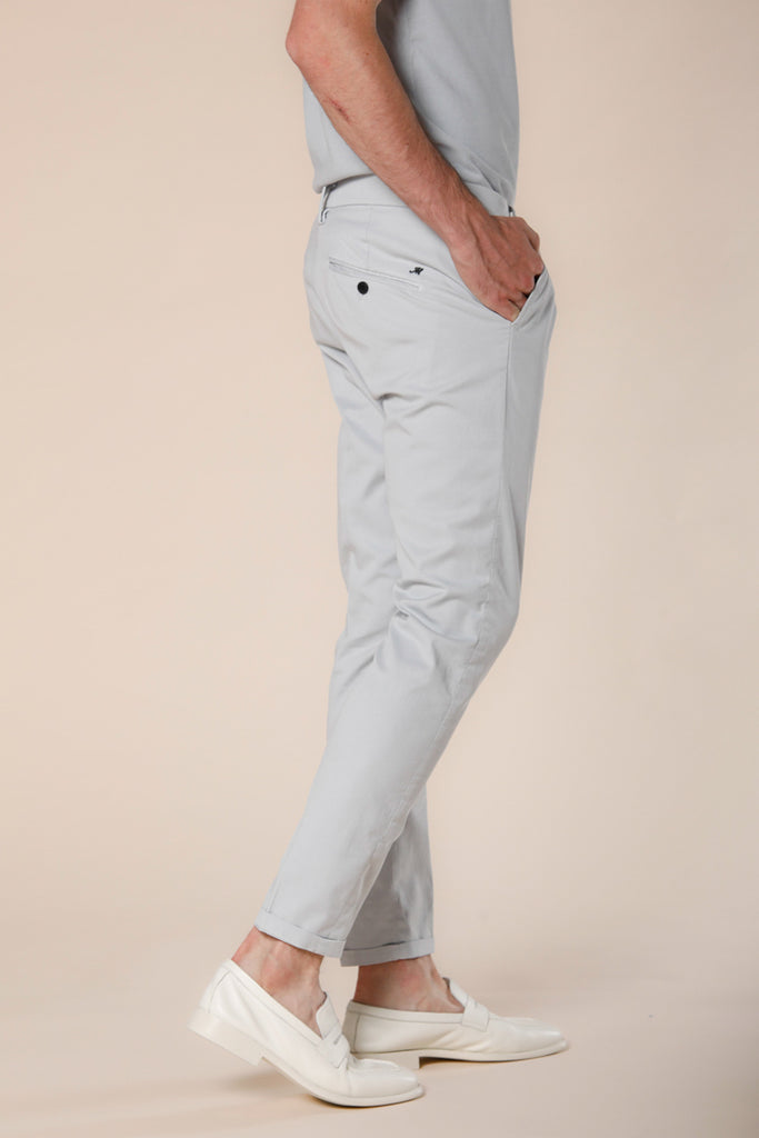 Immagine 4 di pantalone chino uomo in twill di cotone e tencel grigio chiaro carrot fit modello Osaka 1 Pinces di Mason's