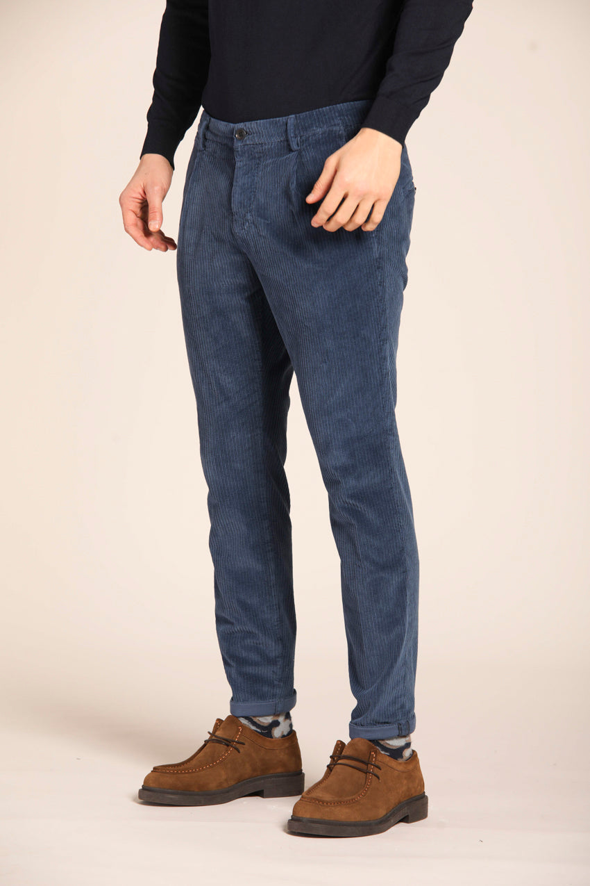 immagine 4 di pantalone chino uomo modello Osaka 1Pinces, in velluto costa francia, di colore blu navy, fit carrot di Mason's