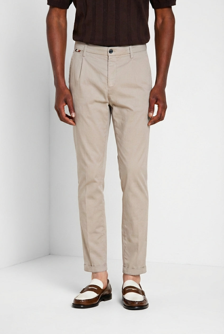 Osaka 1 Pinces pantalón chino hombre en raso de algodón y seda carrot fit ①