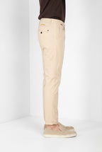 Osaka 1 Pinces pantalon chino homme en satin de coton et soie carrot fit ①