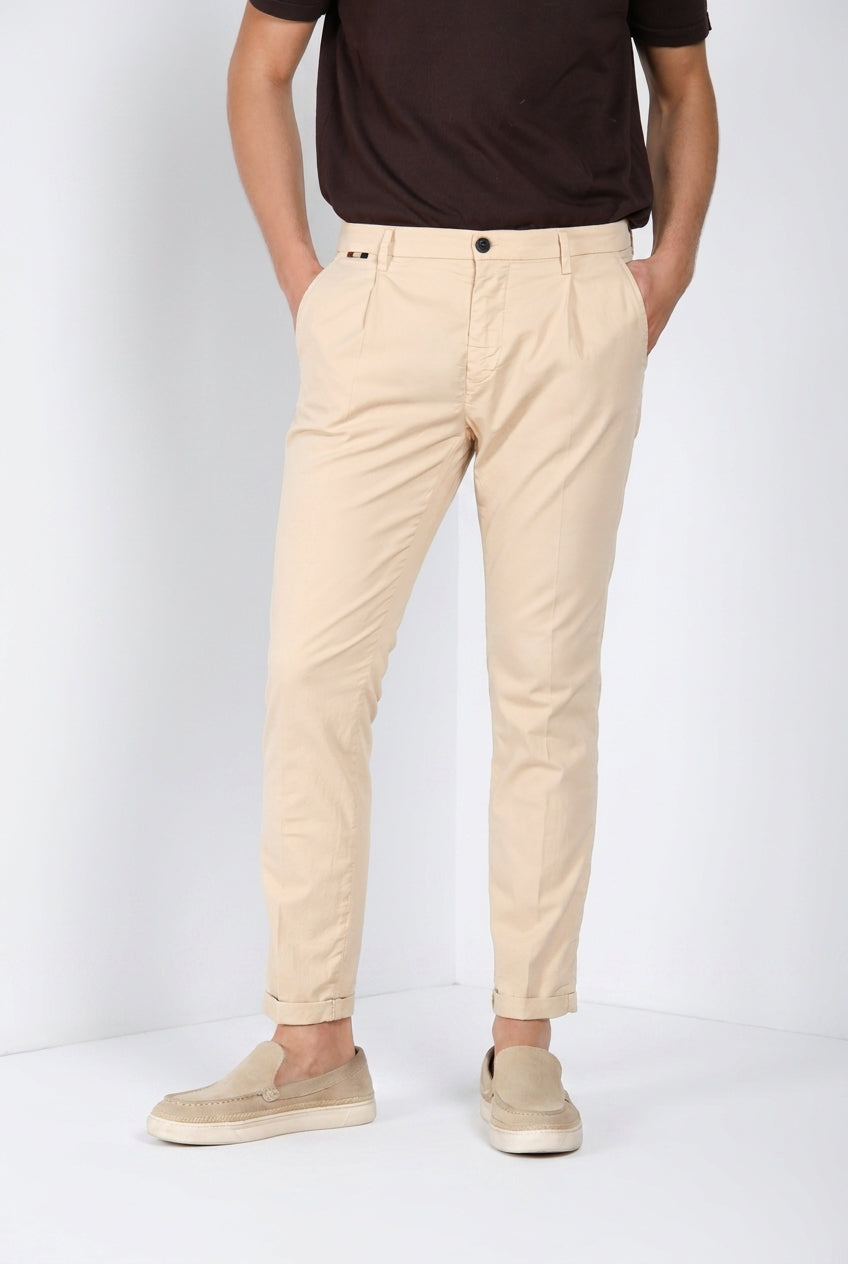 Osaka 1 Pinces pantalon chino homme en satin de coton et soie carrot fit ①