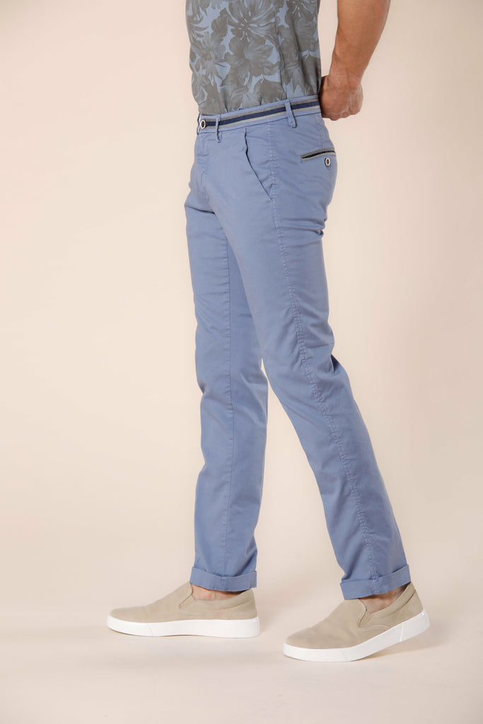 Immagine 4 di pantalone chino uomo in cotone e tencel azzurro con nastri slim fit modello Torino Summer di Mason's